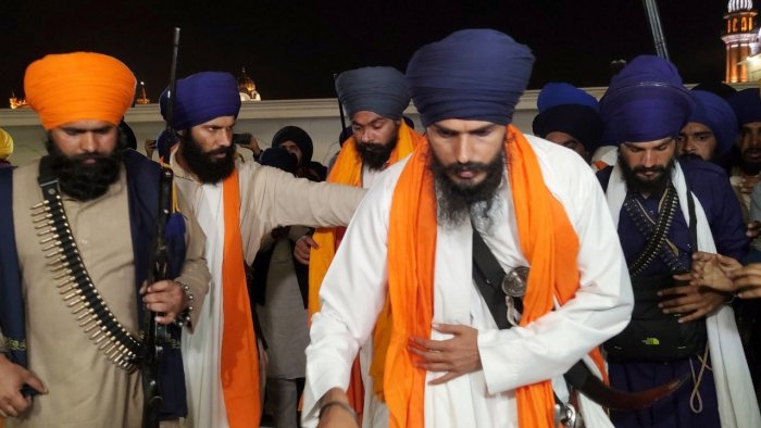 खालिस्तान समर्थक अमृतपाल सिंह को पंजाब के मोगा जिले से रविवार सुबह गिरफ्तार कर लिया गया।