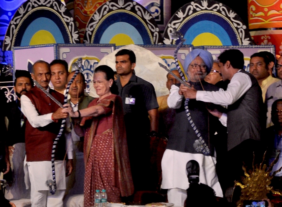 कांग्रेस अध्यक्ष सोनिया गांधी और पूर्व प्रधानमंत्री मनमोहन सिंह ने विजयदशमी का बधाई दी 