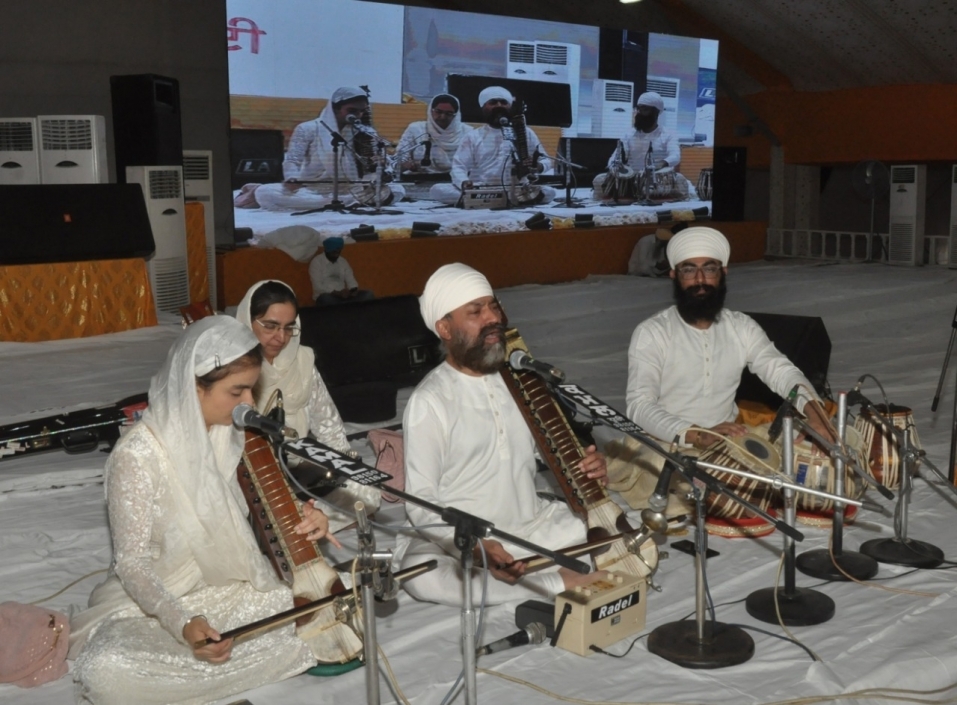 मुख्य पंडाल गुरू नानक दरबार में तीसरे दिन भी चला गुरमत संगीत का दौर