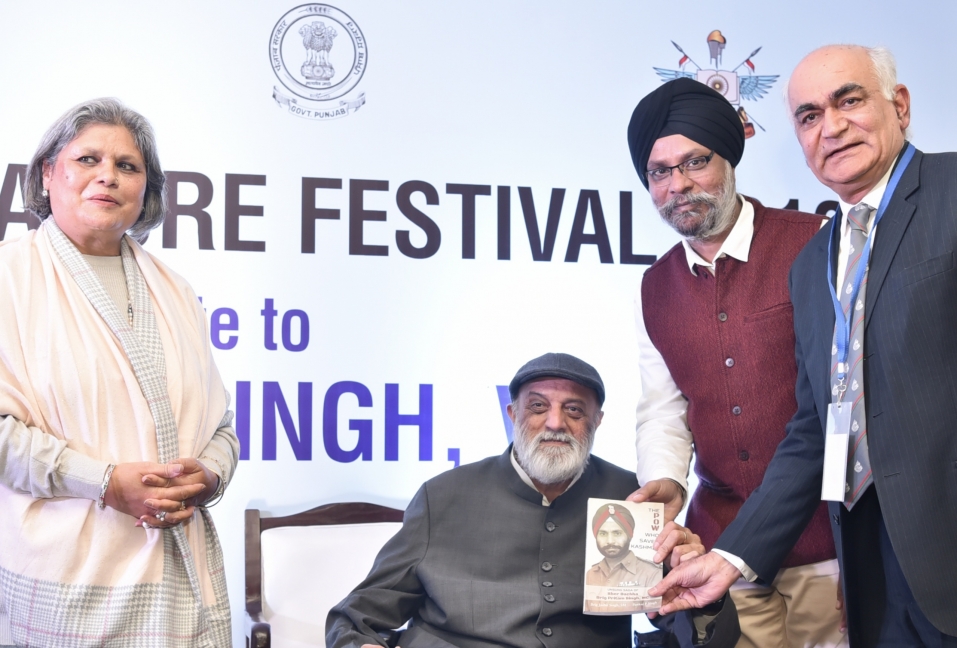 मिलिट्री लिटरेचर फेस्टिवल के मौके पर शेर बच्चा ब्रिगेडियर प्रीतम सिंह की अनसुनी गाथा पर लिखी किताब ‘द पी.ओ.डब्ल्यू. हू सेवड कश्मीर’ जारी
