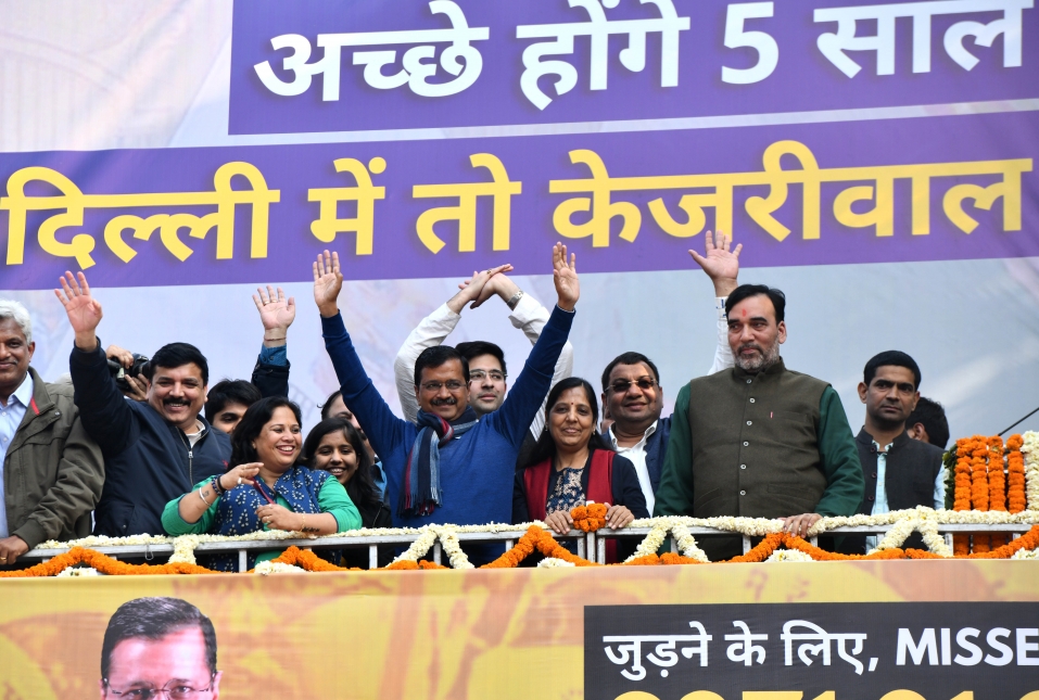 AAP को 62 सीटें, दिल्ली बोली, और 5 साल लगे रहों केजरीवाल
