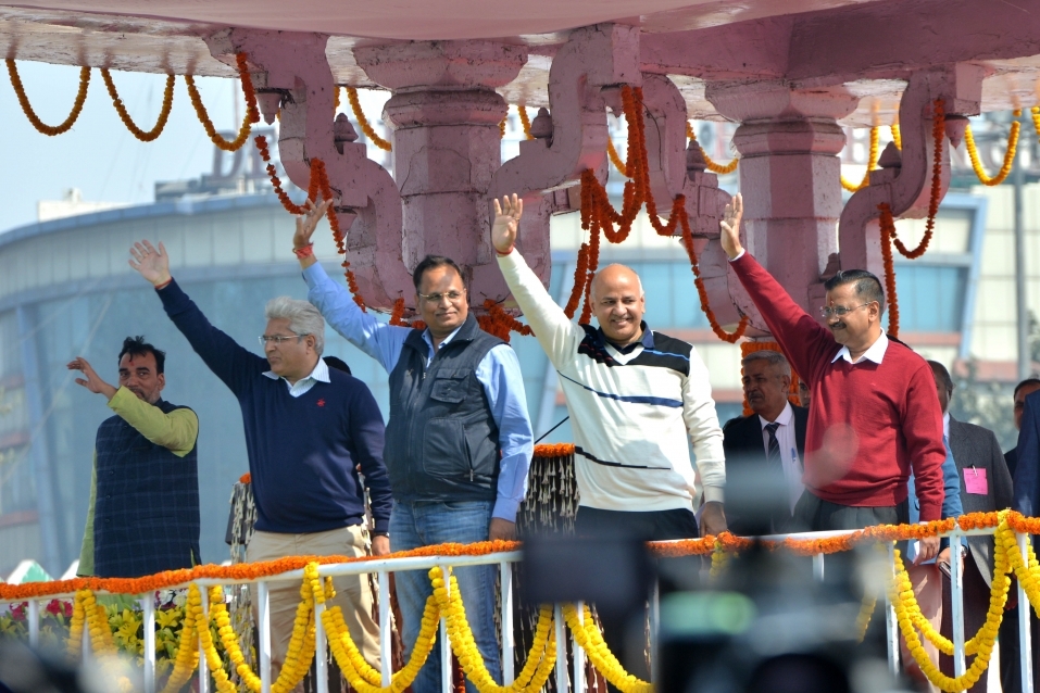 केजरीवाल मंत्रिमंडल के सदस्यों ने अपने-अपने ढ़ग से ली शपथ