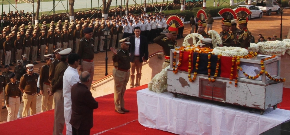 दिल्ली सुलग रही हैं : मरने वालो की संख्या बढ़कर 10 हुई 