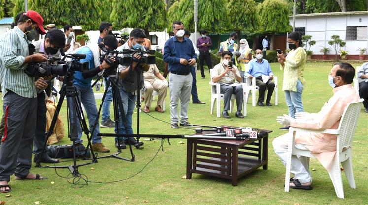 मोदी सरकार से कर्मचारियों के मंहगाई भत्ते पर रोक लगाने वाले फैसले को वापिस लेने की मांग तेज हुई 