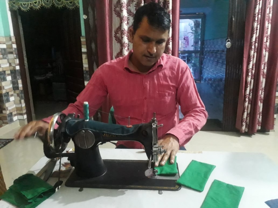 ड्यूटी के बाद मास्क बनाकर निभा रहे हैं सामाजिक जिम्मेदारी गुरूग्राम पुलिस के कर्मचारी 
