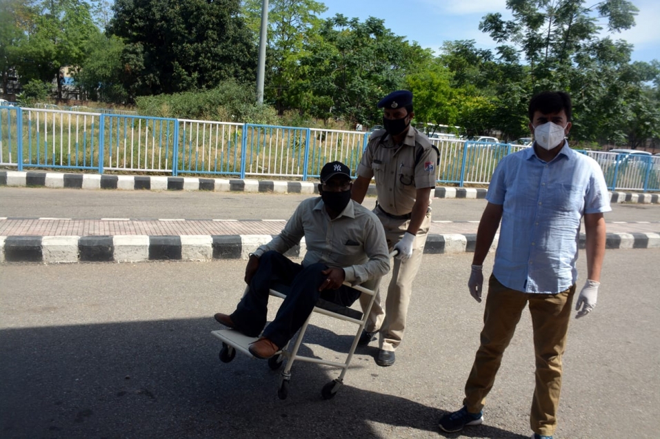 दिल्ली सरकार ने जारी किया नया आदेश , हर यात्री को 7 दिनों तक एकांतवास में रहना होगा । 
