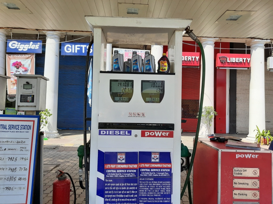 # Petrol पेट्रोल के दामों में 14 पैसों की बढ़ोतरी , डीजल के दाम स्थिर 