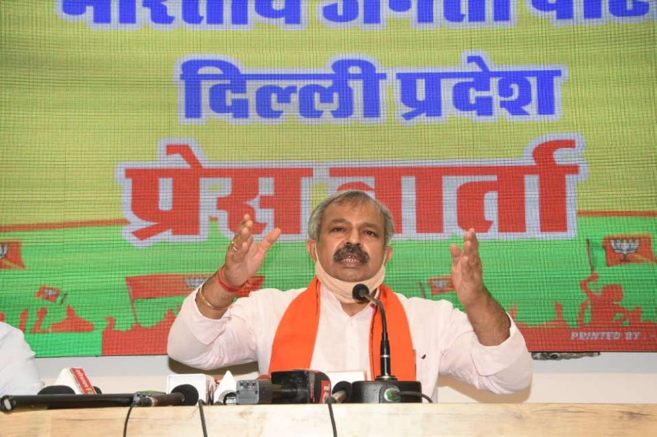 कोरोना संकट में दिल्ली सरकार ने स्वास्थ्य सुविधाओं को सुधारने में खर्च करने की बजाए विज्ञापनों पर करोड़ों खर्च 