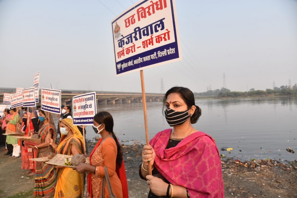 छठ व्रती महिलाओं ने   केजरीवाल की सद्बुद्धि के लिए आईटीओ घाट पर की पूजा