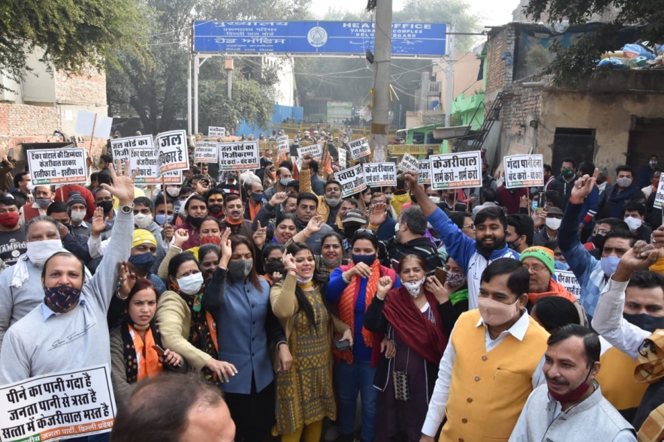 दिल्ली जल बोर्ड में टैंकर घोटाले के खिलाफ आज भाजपा ने किया मटका फोड़ प्रदर्शन