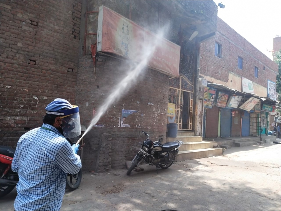 पूर्वी दिल्ली नगर निगम ने पूरे क्षेत्र में सैनेटाइजेशन अभियान चलाया और बांटा भोजन