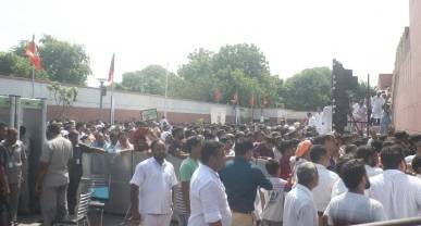 वाजपेयी के अंतिम दर्शन के लिए हुजूम उमड़ा