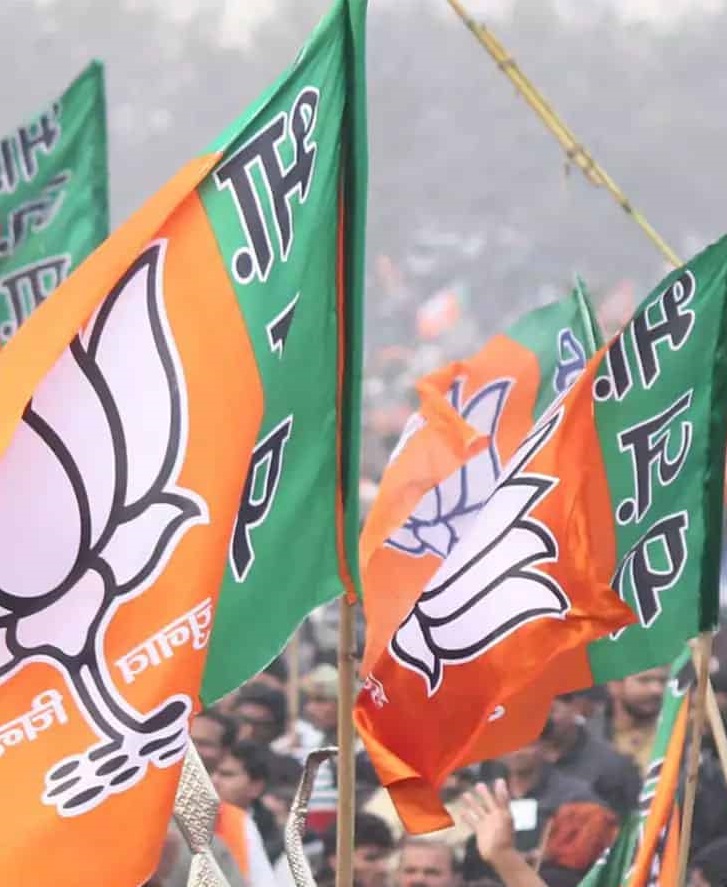 यूपी भाजपा को झटके पर झटका, आखिर माजरा क्या है?