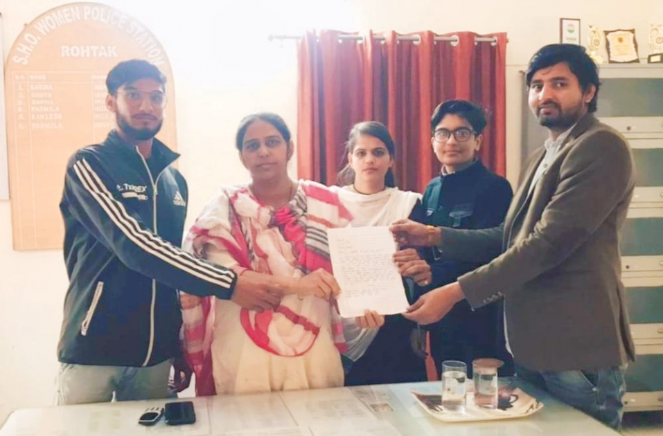 सभी कॉलेजों के बाहर कॉलेज समय मे खड़ी हो पीसीआर - दीपक धनखड