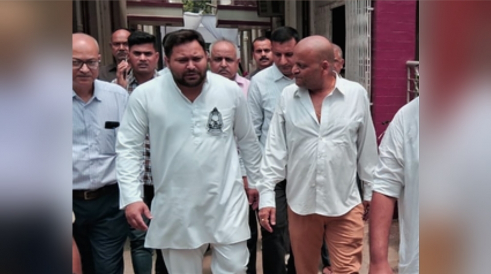 राजद नेता तेजस्वी यादव पहुंचे स्व. सुशील मोदी के आवास, पुष्प अर्पित कर दी श्रद्धांजलि