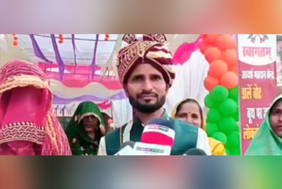 चुनाव के रंग : शादी की रस्में बीच में छोड़ मतदान करने पहुंचे दूल्हा-दुल्हन