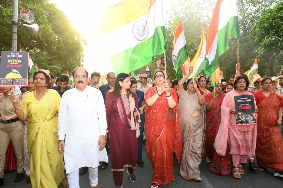 दिल्ली भाजपा महिला मोर्चा कार्यकर्ताओं ने पहलगाम के शहीदों की स्मृति में निकाली 