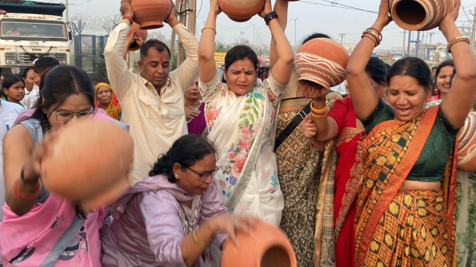 पानी की किल्लत से दिल्ली में मचा कोहराम, 