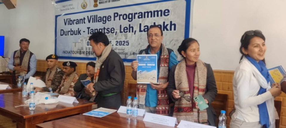 Ladakh ‘ऊंचे दर्रों की भूमि’ है, प्राकृतिक सौंदर्य के आनंद से लेकर ट्रेकर्स, बाइकर्स, साइक्लिस्ट, क्लाइंबर्स आदि के लिए एडवेंचर के लिए एक पर्यटन स्थल 