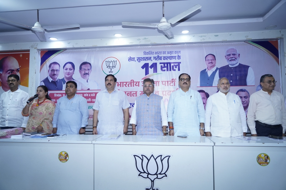 दिल्ली ने पिछले 11 सालों में केन्द्र सरकार की सकारात्मक विकास की राजनीति और अरविंद केजरीवाल की नाकारात्मक भ्रष्टाचार एवं झूठ की राजनीति देखी – वीरेन्द्र सचदेवा