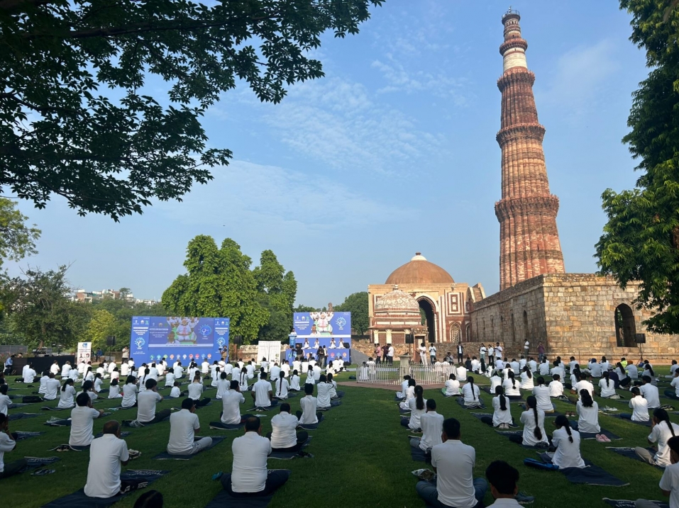 Indiatourism Delhi  ने  कुतुब मीनार परिसर के प्रतिष्ठित सन डायल लॉन में सामूहिक योग सत्र का आयोजन किया
