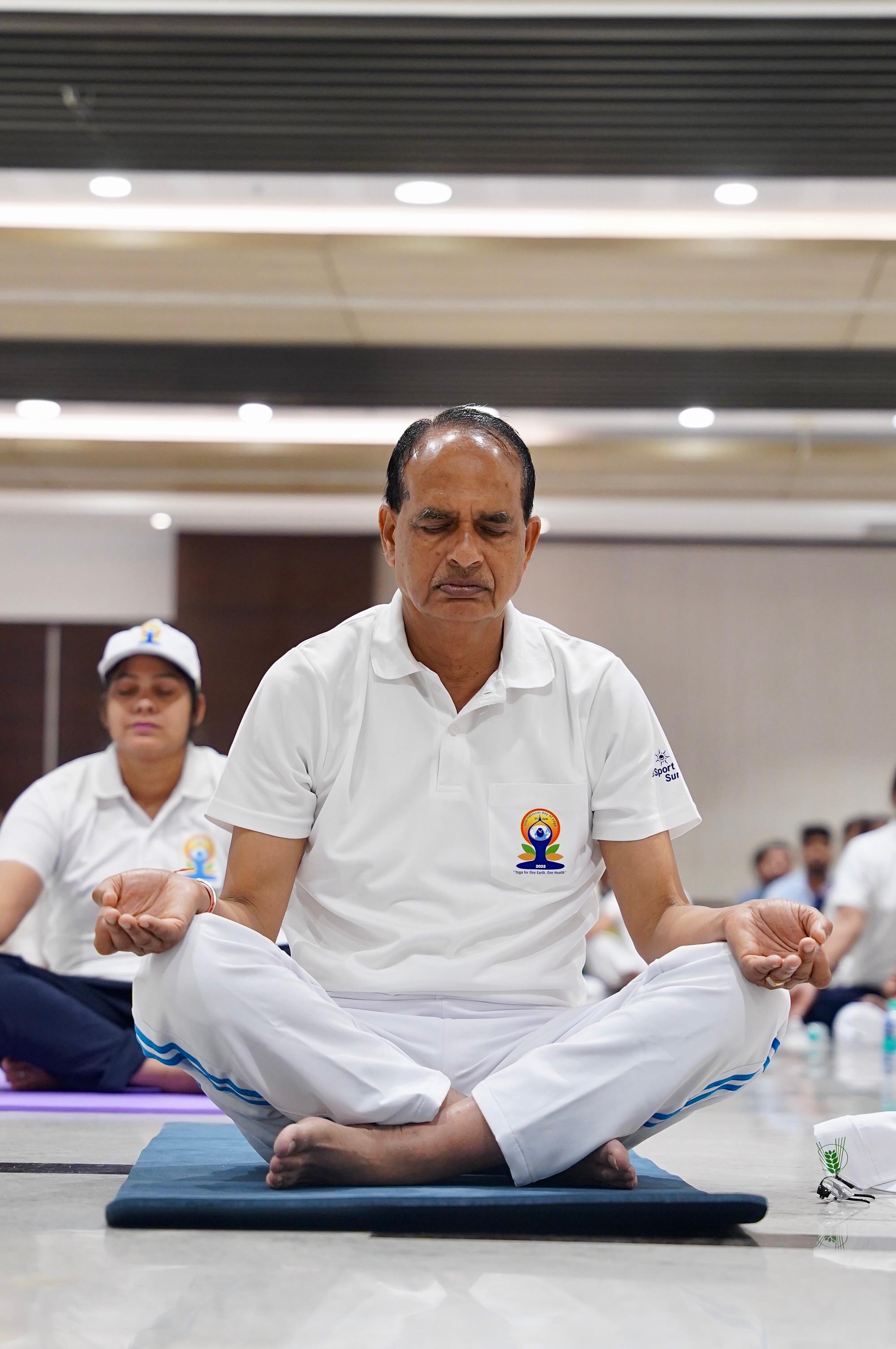 केंद्रीय कृषि मंत्री श्री शिवराज सिंह ने योग को प्रतिदिन की दिनचर्या बनाने का आह्वान किया