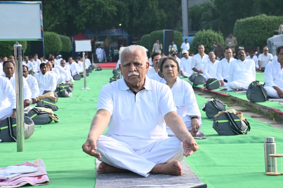 केन्द्रीय मंत्री मनोहर लाल खट्टर ने जंतर मंतर पर योग दिवस के अवसर पर योगाभ्यास किया