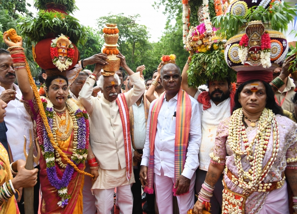 तेलंगाना राज्य की समृद्ध संस्कृति और परंपराओं को प्रदर्शित करता है बोनालू उत्सव -राज्यपाल बंडारू दत्तात्रेय