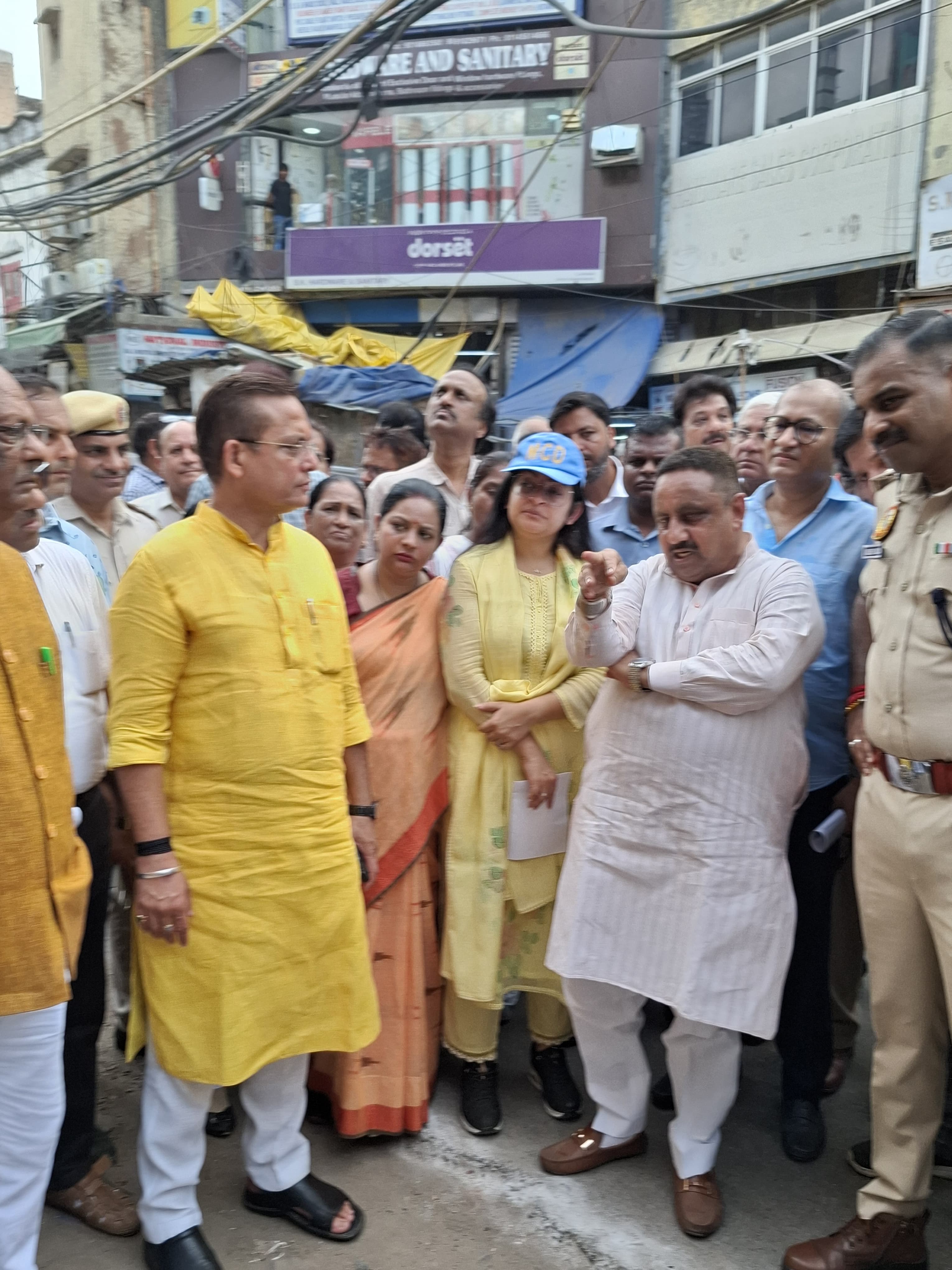 सांसद प्रवीन खंडेलवाल ने अधिकारियों के साथ चावड़ी बाजार, सीताराम बाजार एवं माता सुंदरी गुरुद्वारा क्षेत्र का निरीक्षण दौरा किया