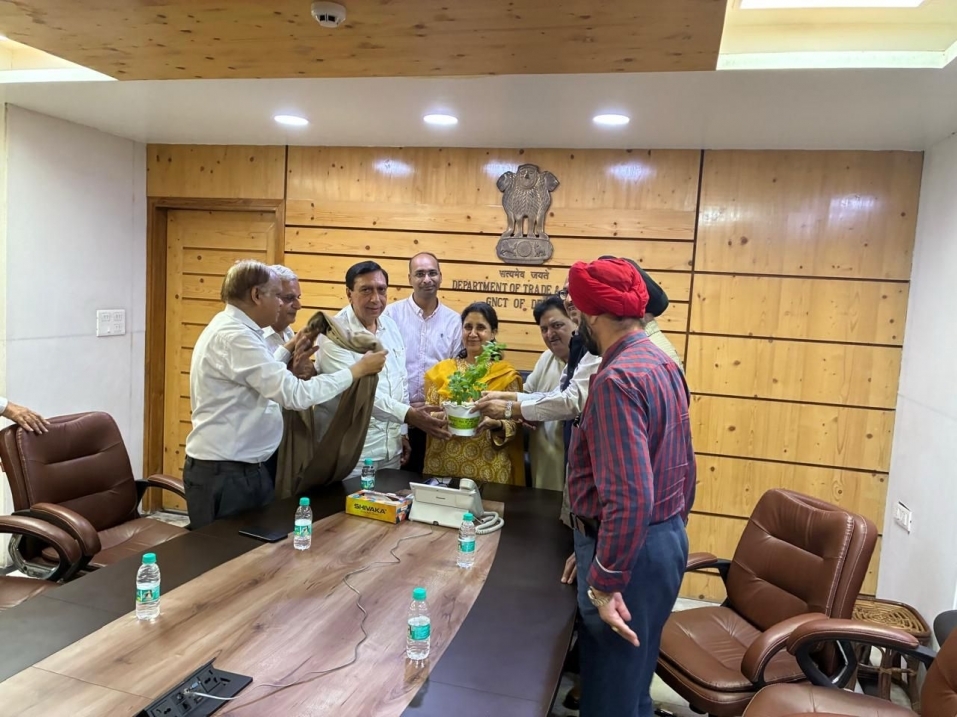 दिल्ली व्यापार महासंघ (पंजी.) एवं ऑल इंडिया मोटर एंड गुड्स ट्रांसपोर्ट एसोसिएशन (पंजी.) ने टैक्स के दायरे से बाहर रहकर कार्य करने वालों पर सख्त कार्रवाई की मांग की