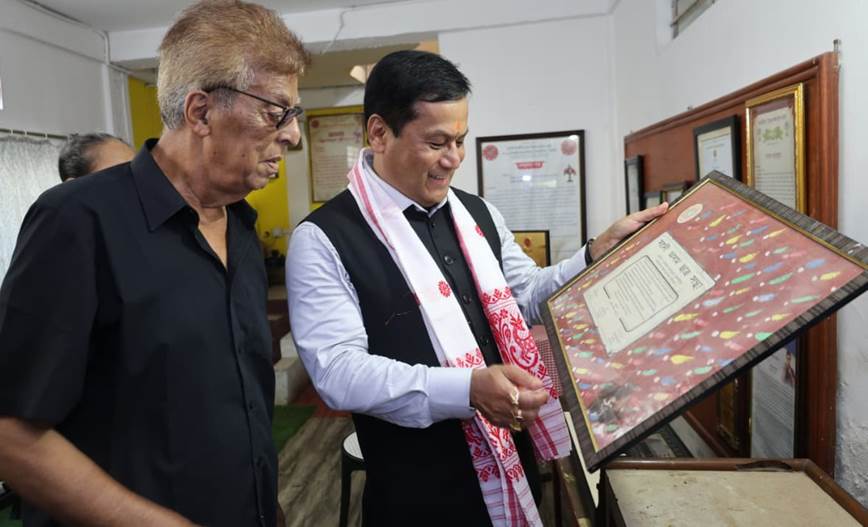 केंद्रीय मंत्री सर्बानंद सोनोवाल ने प्रसिद्ध गायक सैयद सदुल्लाह से उनके डिब्रूगढ़ स्थित आवास पर की मुलाकात