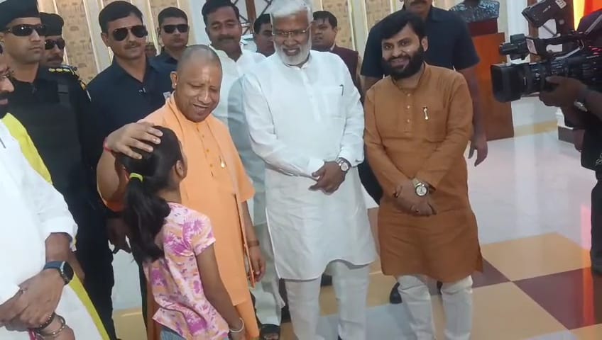 विधान भवन परिसर में सीएम योगी से मिली बच्ची श्रद्धा ठाकुर 