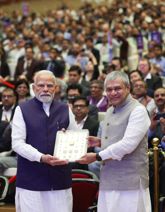 PM MODI को भेंट किए गए पहले ‘मेड-इन-इंडिया’ चिप्स, 