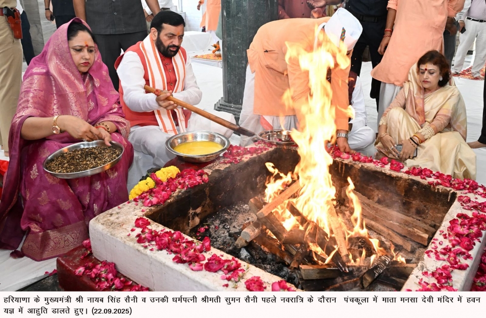 मुख्यमंत्री ने धर्मपत्नी सहित पहले नवरात्र पर किए माता मनसा देवी के दर्शन, लिया आशीर्वाद