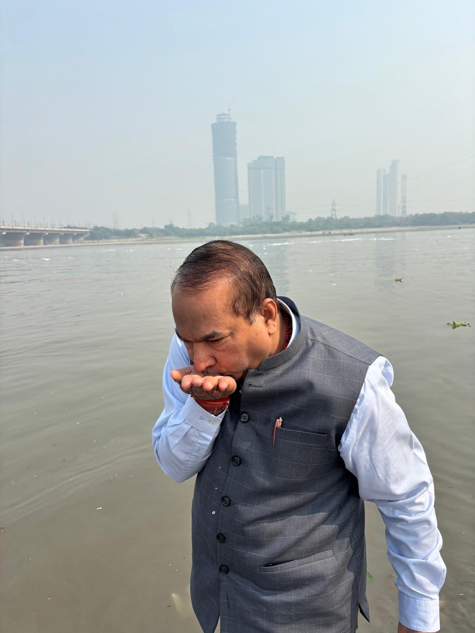 यमुना , छठ मईया दोनों के नाम पर अरविंद केजरीवाल सरकार ने भ्रष्टाचार किया  उसी भ्रष्टाचार के कारण वो सत्ता से बाहर हैं -- वीरेन्द्र सचदेवा