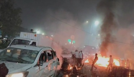  लाल किले के पास कार में धमाका, 8 लोगों की मौत,24 घायल 