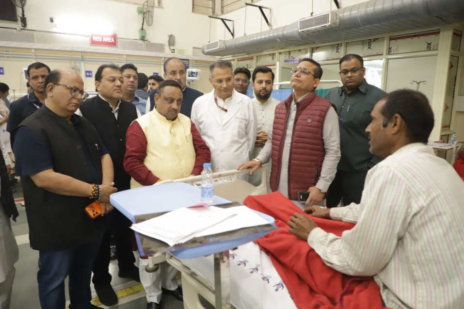 लालकिले की दुर्घटना में घायल लोगों से आज एलएनजेपी अस्पताल में की मुलाक़ात