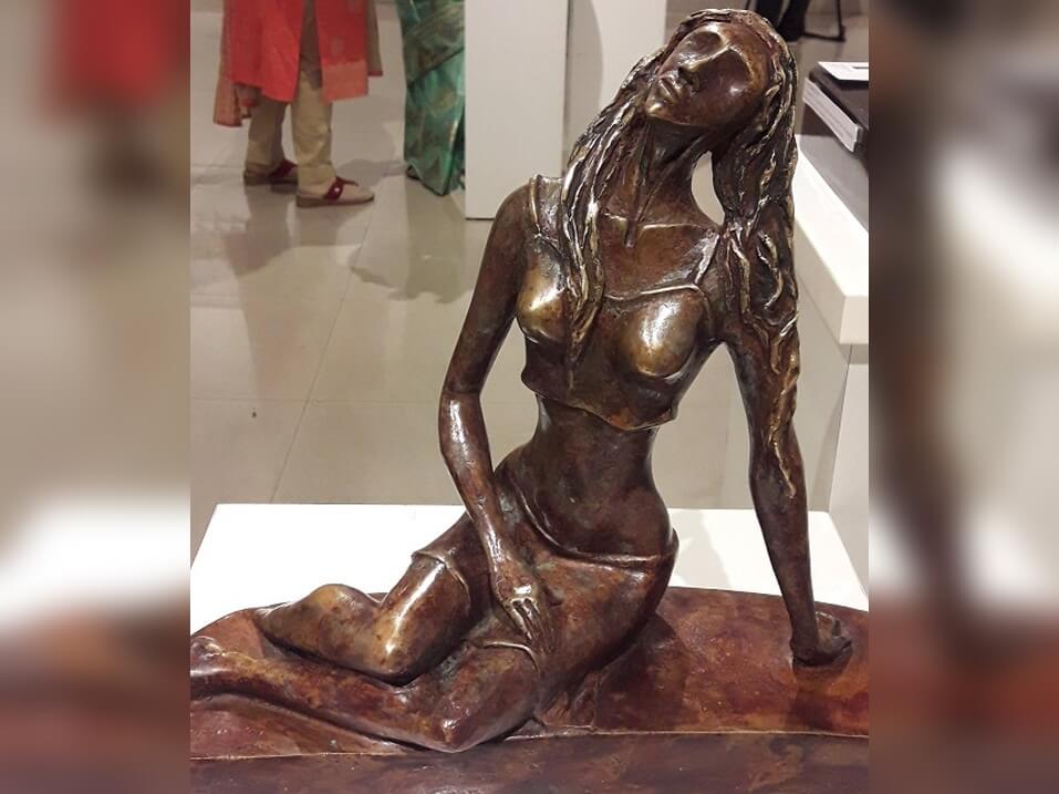 रेणुका सौंधी गुलाटी की चित्र और मूर्तिशिल्पों की प्रदर्शनी में बोल रहा है स्त्री का जीवन? 
