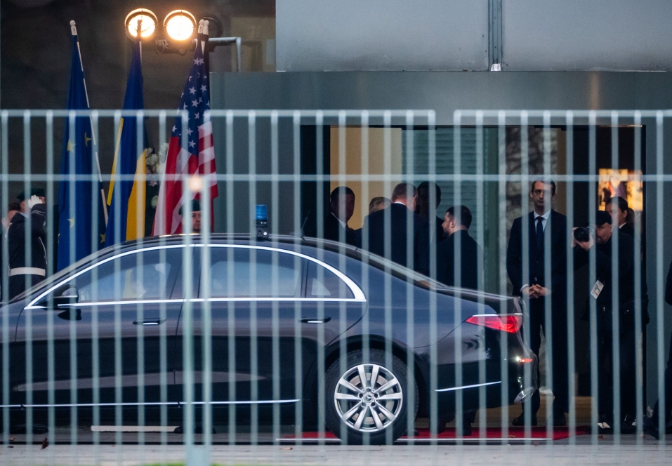 यूक्रेन युद्ध पर वार्ता: जेलेंस्की और अमेरिकी प्रतिनिधिमंडल बर्लिन पहुँचे