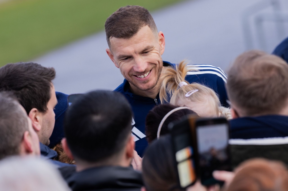 डेज़ेको के पहले ट्रेनिंग सेशन को देखने पहुंचे 1,200 शाल्के प्रशंसक