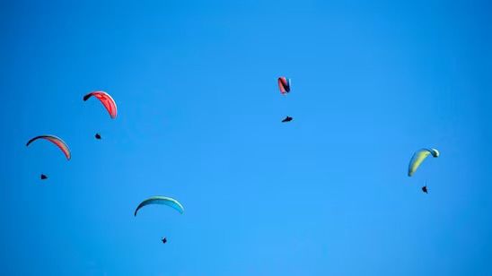 राजस्थान से मध्यप्रदेश की रोमांचक उड़ान: इंदौर में टैंडम पैराग्लाइडिंग फेस्टिवल का आयोजन