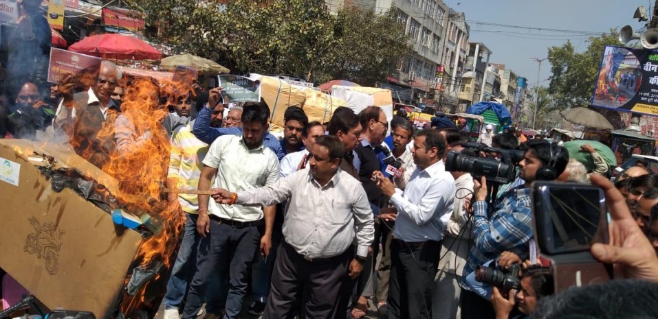 चीन के खिलाफ देश भर में व्यापारियों का रोष प्रदर्शन ,
कैट ने सरकार से चीन से आयात पर कड़े प्रतिबन्ध लगाने की मांग 