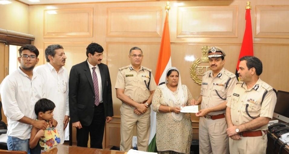 सिवानी कोर्ट फायरिंग में मारे गए हैड़ कॉस्टेबल के परिवार को हरियाणा पुलिस ने जारी की मुआवजा राशि