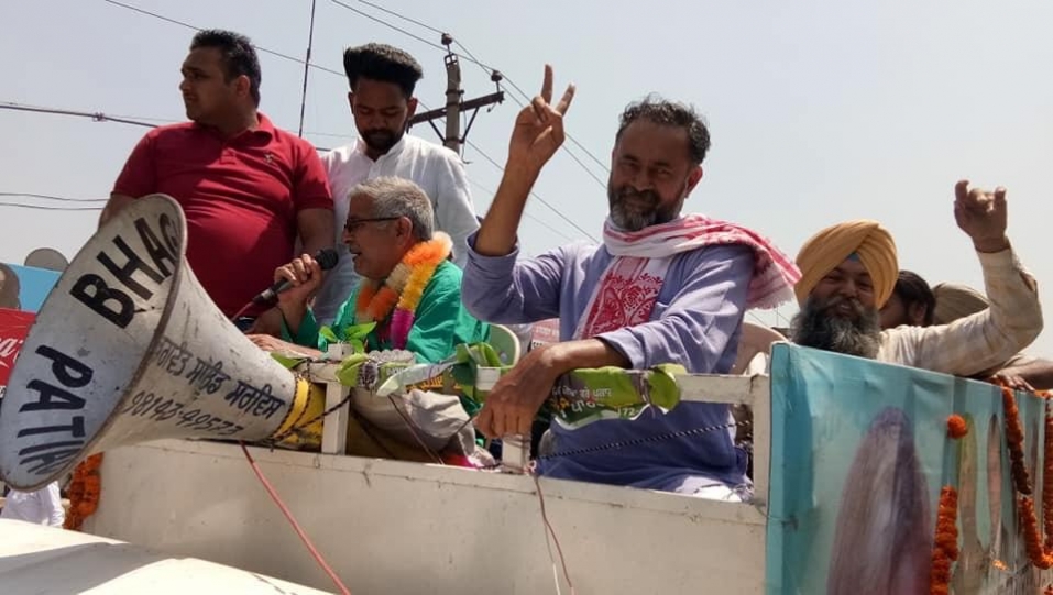 चुनाव आयोग पूरे देश को दुनिया भर में शर्मशार कर रहा है - योगेंद्र यादव 
योगेंद्र यादव की ओर से डा. गांधी के हक में रोड शो