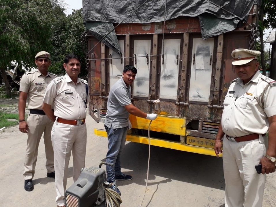 हरियाणा पुलिस की अभिनव पहल 
वाहनों के पीछे की गई फ्लोरोसेंट पेंटिंग की शुरुआत, दुर्घटनाओं में आएगी कमी।