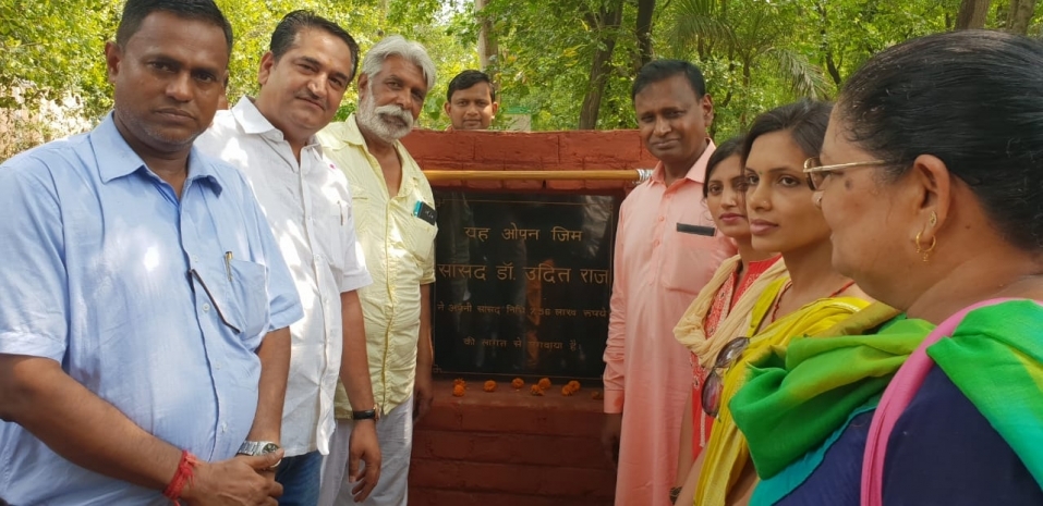 डॉ. उदित राज ने दो ओपन जिमों का उद्घाटन किया 