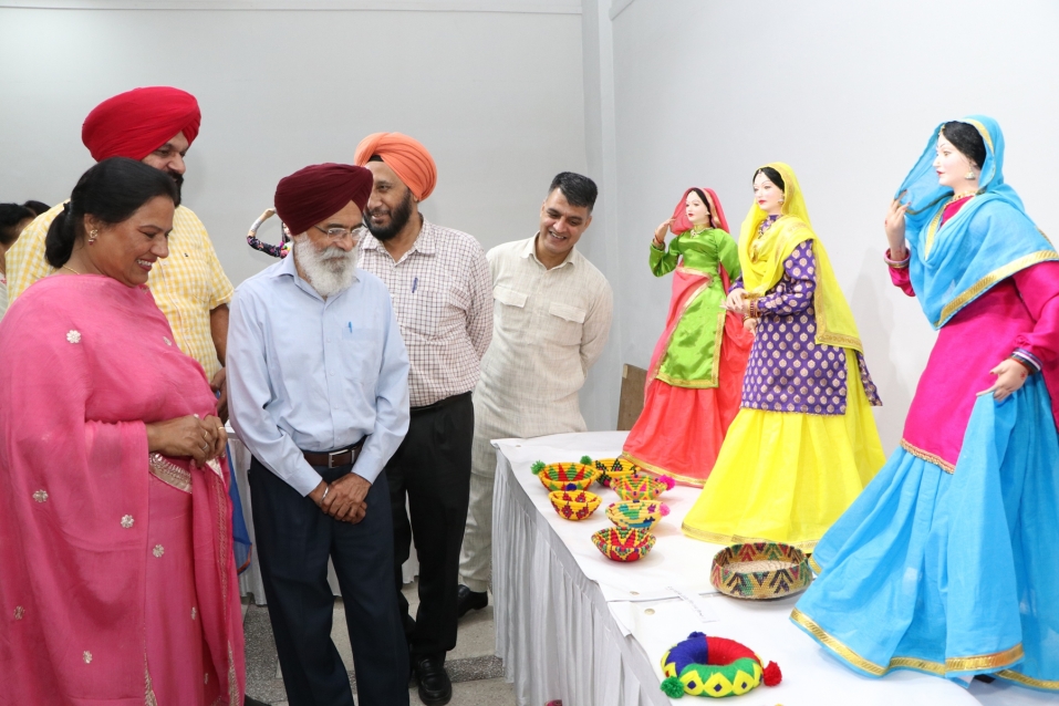 सुरजीत पातर द्वारा कला भवन में हस्त निर्मित कलाकृतियां ‘गुड्डियाँ पटोले’ की प्रदर्शनी का उद्घाटन 
