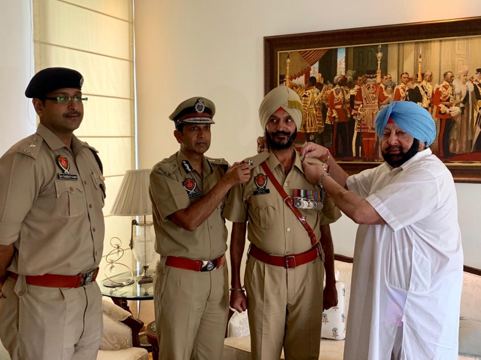 



सेना और पुलिस के बहादुरी पुरस्कार विजेता जवानों और अधिकारियों के लिए एक-रैंक तरक्की संबंधी नीति सरकार के विचाराधीन



कैप्टन अमरिन्दर सिंह द्वारा पंजाब पुलिस में शामिल होने के लिए बहादुर सैनिकों को पूरी मान्यता देने का भरोसा

