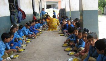 हरियाणा के स्कूलों में मीड-डे-मील बनाने वाले कुक के मानदेय में बढ़ोतरी की गई है। 