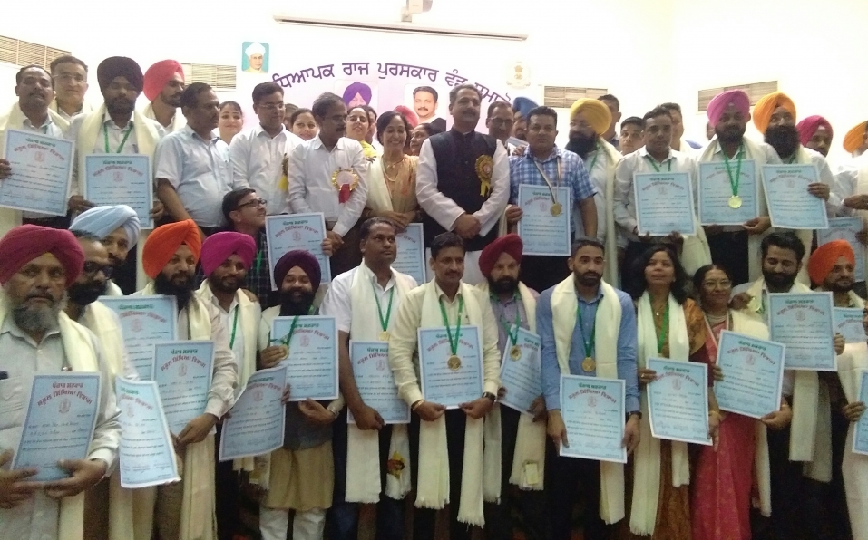 अध्यापक दिवस के मौके पर 55 अध्यापकों
को स्टेट अवॉर्ड